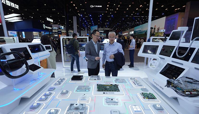 In Peking dreht die PS-Branche auf - und die Chinesen zeigen, dass sie technologisch um die F&uuml;hrung ringen.