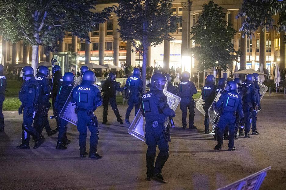 Polizeieinheiten sammeln sich, um gegen Randalierer vorzugehen.