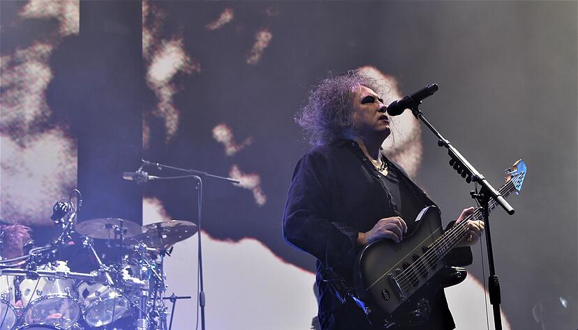 Robert Smith von der britischen Band The Cure überzeugte seine 10.000 Fans in der Schleyer-Halle sowohl gesanglich als auch optisch.