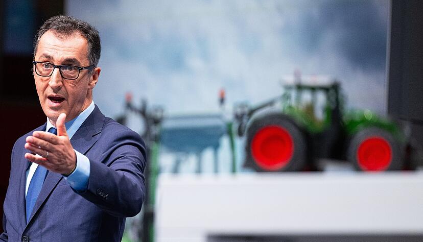 Cem &Ouml;zdemir (B&uuml;ndnis 90/Gr&uuml;ne), Bundesminister f&uuml;r Ern&auml;hrung und Landwirtschaft, spricht auf dem Deutschen Bauerntag 2023.
