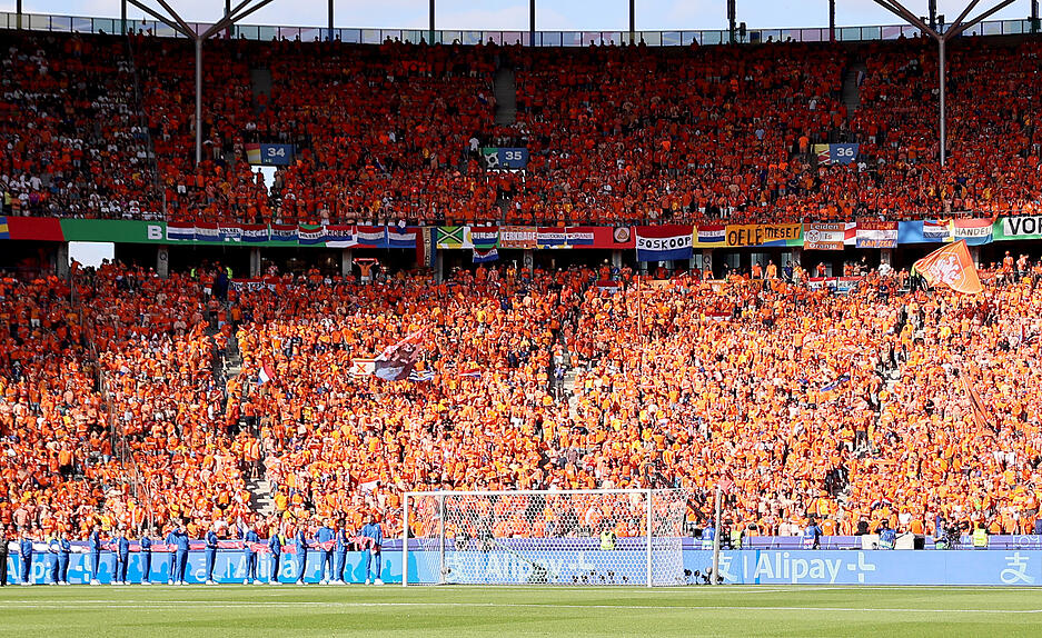Oranje wie gewohnt farbebekennend.