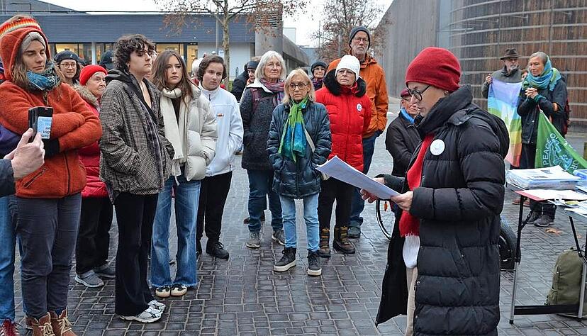 Redner verschiedener Gruppen positionierten sich bei der Mahnwache in Heilbronn klar gegen Wehrpflicht und Krieg. Redner verschiedener Gruppen positionierten sich bei der Mahnwache in Heilbronn klar gegen Wehrpflicht und Krieg.