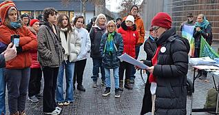 Redner verschiedener Gruppen positionierten sich bei der Mahnwache in Heilbronn klar gegen Wehrpflicht und Krieg.