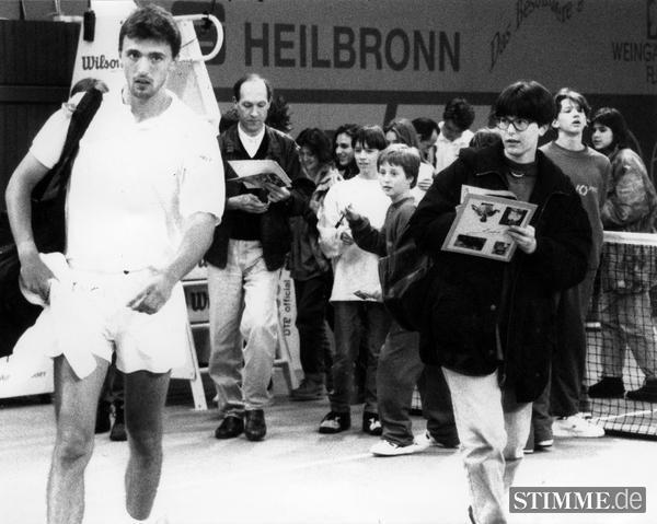 1997: Tennisstars und ihre Autogrammjäger. 1997: Tennisstars und ihre Autogrammjäger.