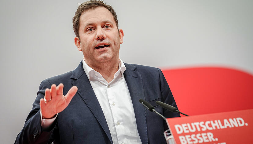 Lars Klingbeil ist der neue starke Mann der SPD. Er hat sich viel Zeit gelassen, seine Regierungsmannschaft bekanntzugeben. Lars Klingbeil ist der neue starke Mann der SPD. Er hat sich viel Zeit gelassen, seine Regierungsmannschaft bekanntzugeben.