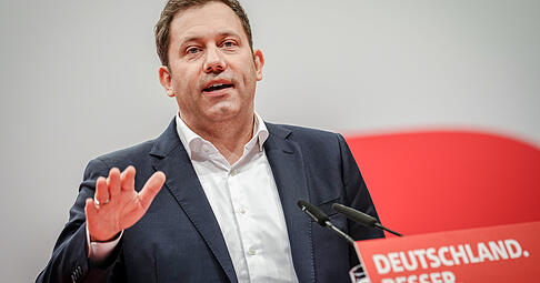 Lars Klingbeil ist der neue starke Mann der SPD. Er hat sich viel Zeit gelassen, seine Regierungsmannschaft bekanntzugeben. Lars Klingbeil ist der neue starke Mann der SPD. Er hat sich viel Zeit gelassen, seine Regierungsmannschaft bekanntzugeben.