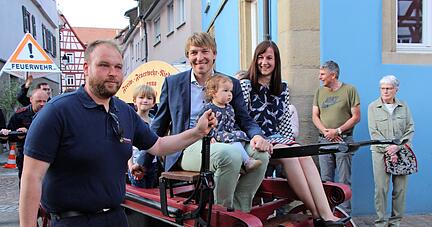 Achim Beck wird zur Feier des Tages mit seiner Familie von der Freiwilligen Feuerwehr durch die Altstadt gefahren.
Fotos: Tamara Ludwig