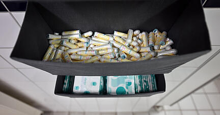 Der kostenlose Zugang zu Tampons und Binden ist in Schottland ab sofort gesetzlich geregelt. Am 15. August 2022 trat ein Gesetz in Kraft, dass Bildungseinrichtungen und städtischen Einrichtungen verpflichtet, "kostenlose Periodenprodukte für alle, die sie brauchen zur Verfügung zu stellen".