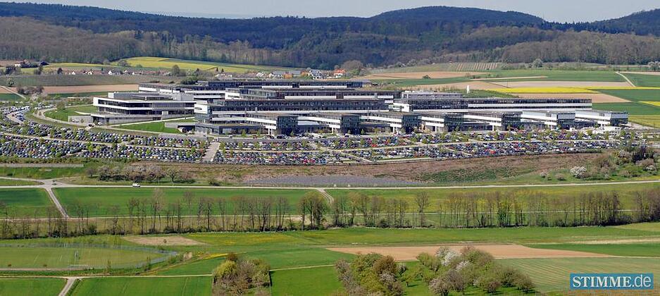 Zusammengestellt von Archiv und Dokumentation der Heilbronner Stimme - Der 2004 eingeweihte Abstatter Bosch-Standort im April 2010. Nach einer Erweiterung im Jahr 2009 arbeiten in diesem Forschungs- und Entwicklungszentrum rund 3000 Menschen. Zusammengestellt von Archiv und Dokumentation der Heilbronner Stimme - Der 2004 eingeweihte Abstatter Bosch-Standort im April 2010. Nach einer Erweiterung im Jahr 2009 arbeiten in diesem Forschungs- und Entwicklungszentrum rund 3000 Menschen.