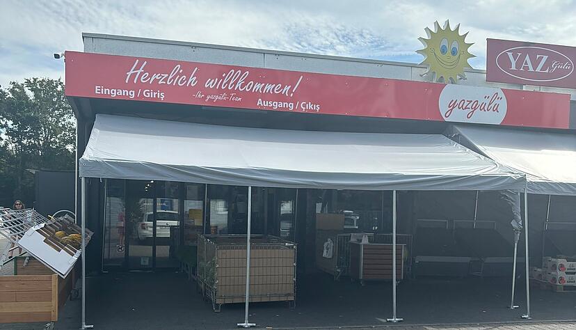 Im Yazgülü-Supermarkt wurde bei einer Lebensmittelkontrolle verschimmeltes Obst und Gemüse beanstandet.