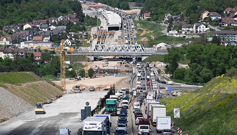Die A8 bei Pforzheim wird in der Nacht zu Sonntag gesperrt. (Archivbild)