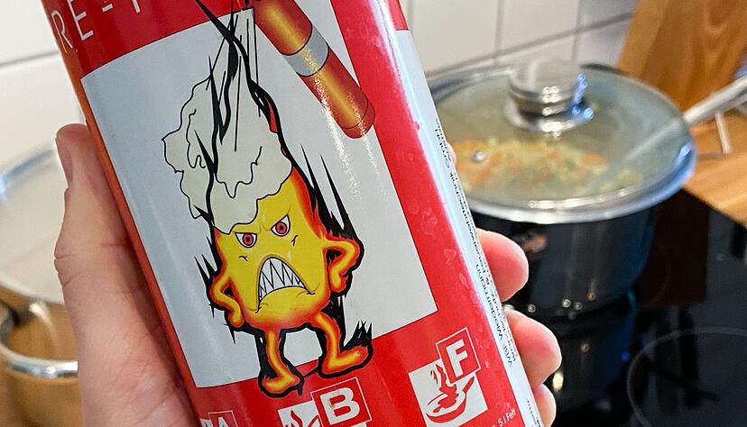 Feuerlöschsprays eignen sich nur für kleinere Entstehungsbrände, da sie schnell leer sind.