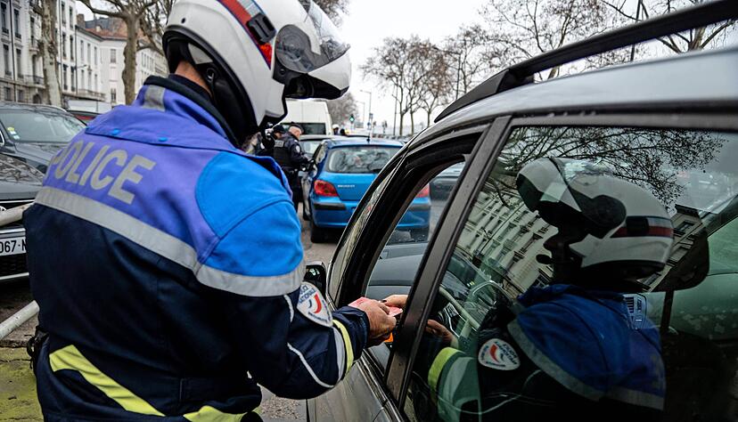 Autofahrer müssen damit rechnen, dass die Polizei kontrolliert, ob die Umweltplakette Crit"Air vorliegt, wie hier in Lyon.
Foto: Imago Images/Hans Lucas