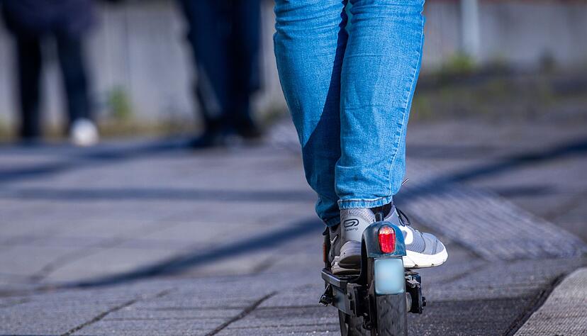 Zwei M&auml;dchen sind bei einem Zusammensto&szlig; eines E-Scooters mit einem Auto leicht verletzt worden. (Symbolbild)