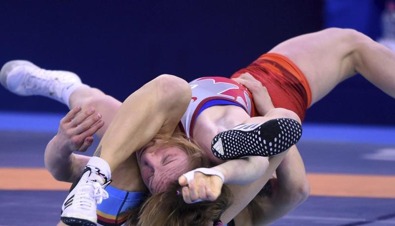 Nina Hammer (unten) unterliegt im Viertelfinale der Kanadierin Diana Mary Helen Weicker. Nina Hammer (unten) unterliegt im Viertelfinale der Kanadierin Diana Mary Helen Weicker.