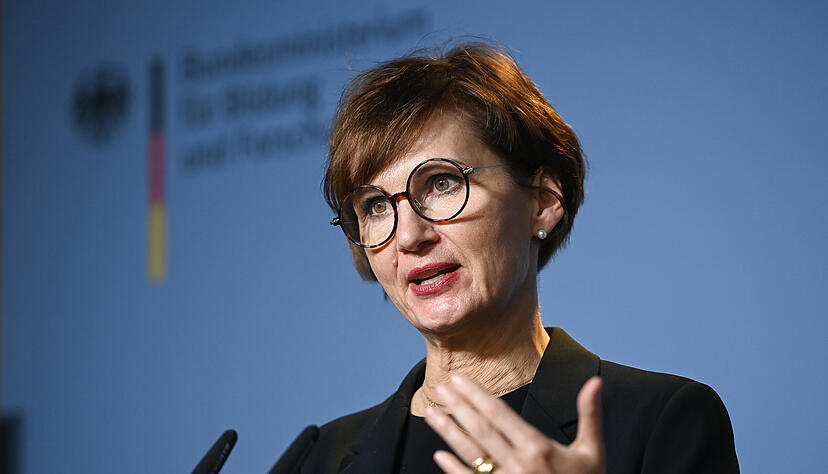 Bettina Stark-Watzinger (FDP), Bundesministerin f&uuml;r Bildung und Forschung, spricht auf der Pressekonferenz zum Thema &bdquo;Mit Forschung gegen Fake News&rdquo; zum Safer Internet Day im Bundesministerium. Foto: dpa