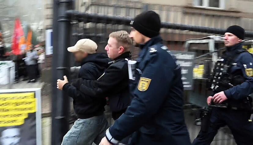 Die Polizei f&uuml;hrt einen Mann ab, der einen Auftritt von FDP-Chef Christian Lindner st&ouml;ren wollte.