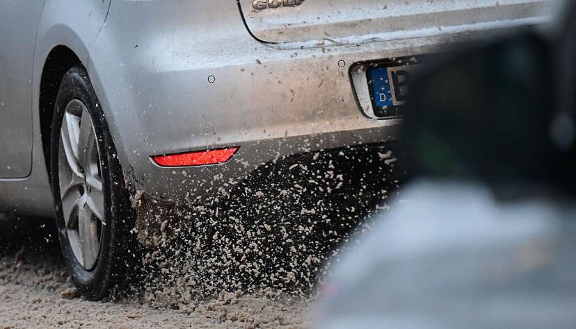 Streusalz und Dreck k&ouml;nnen dem Auto im Winter ganz sch&ouml;n zusetzen.