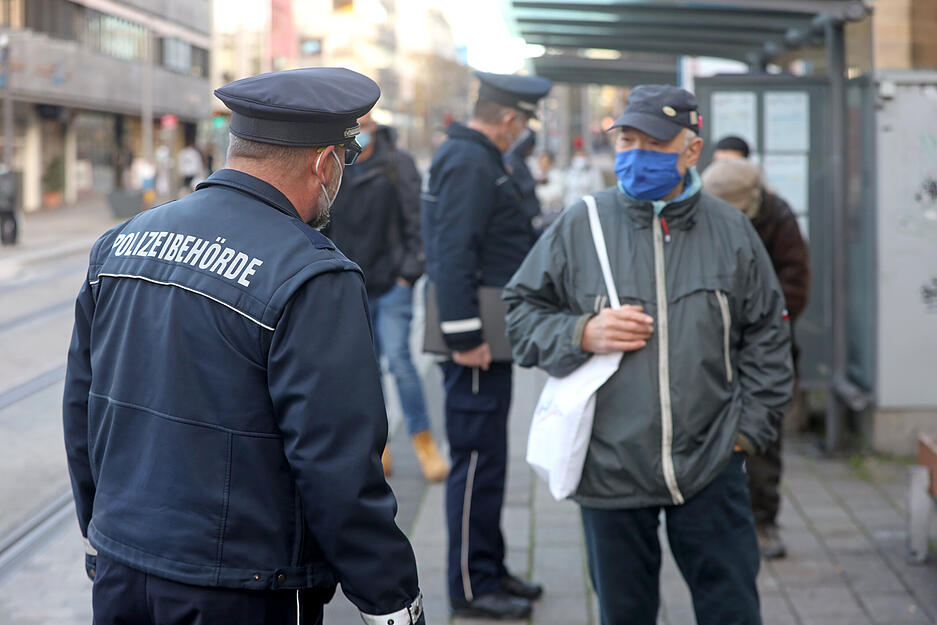 Mit der Polizeibeh&ouml;rde unterwegs in Heilbronn w&auml;hrend Corona, u.a. Maskenkontrolle