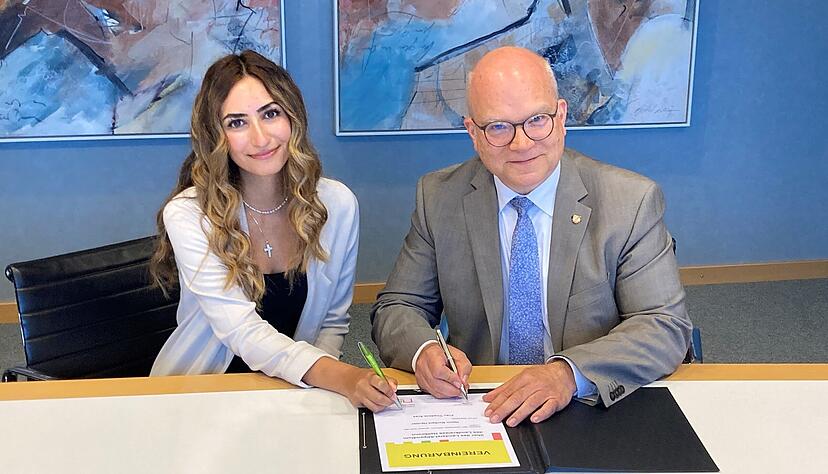 Thedora Aras (links) und Landrat Norbert Heuser unterzeichnen die Vereinbarung &uuml;ber das Landarzt-Stipendium des Landkreises Heilbronn.