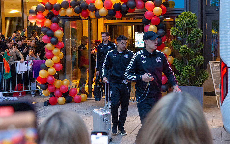 Eine Nacht verbrachten die DFB-Stars um Joshua Kimmich, Nick Woltemade und Florian Witz im Parkhotel in Heilbronn. Am Freitagabend brach das Team nach Sinsheim auf, um beim WM-Qualifikationsspiel gegen Luxemburg anzutreten. Vor Ort warteten hunderte Fans.