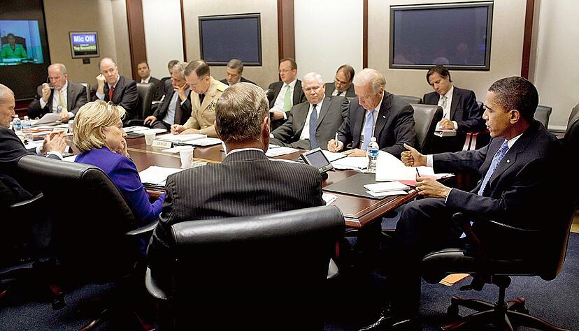 Nationaler Sicherheitsrat der USA ein Vorbild für Deutschland? Blick in den Situation Room, Oktober 2009: Der damalige US-Präsident Barack Obama berät sich mit seinen Vertrauten.   Bild: dpa 