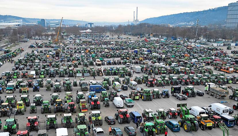 Etwa 5000 Landwirte mit 3200 Traktoren demonstrierten auf dem Cannstatter Wasen gegen die Agrarpolitik der Bundesregierung. Bei der An- und Abfahrt kam es zu großen Verkehrsbeeinträchtigungen.
Foto: dpa Etwa 5000 Landwirte mit 3200 Traktoren demonstrierten auf dem Cannstatter Wasen gegen die Agrarpolitik der Bundesregierung. Bei der An- und Abfahrt kam es zu großen Verkehrsbeeinträchtigungen.
Foto: dpa