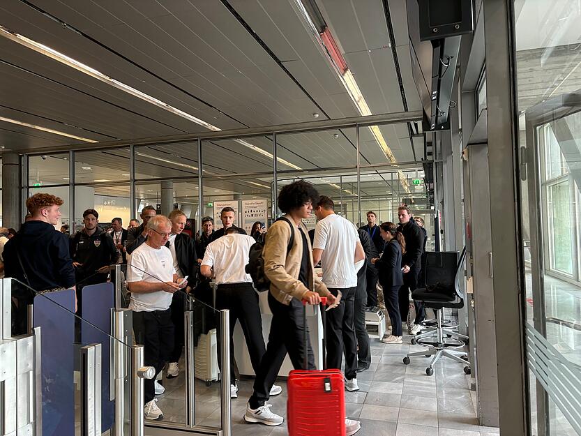 Am Flughafen warteten die Spieler des VfB Stuttgart auf den Abflug. Am Flughafen warteten die Spieler des VfB Stuttgart auf den Abflug.