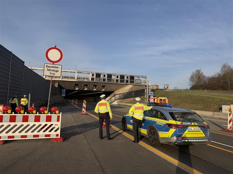 Auch Stunden nach der Meldung des Feuers bleibt der Engelbergtunnel bei Leonberg auf der A81 gesperrt.