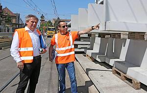 Uwe Kunath (links) und Jens Fischer begutachten die Stadtbahn-Baustelle. Uwe Kunath (links) und Jens Fischer begutachten die Stadtbahn-Baustelle.