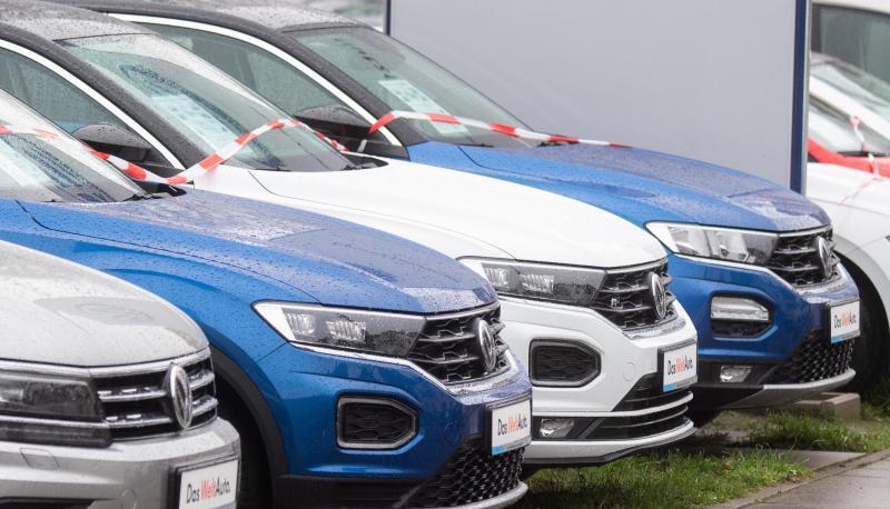 Fahrzeuge der Marke Volkswagen bei einem VW-H&auml;ndler.