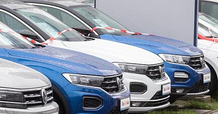 Fahrzeuge der Marke Volkswagen bei einem VW-H&auml;ndler.