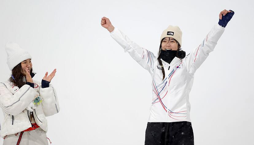 Chloe Kim (l) applaudiert Olympiasiegerin Gaon Choi.