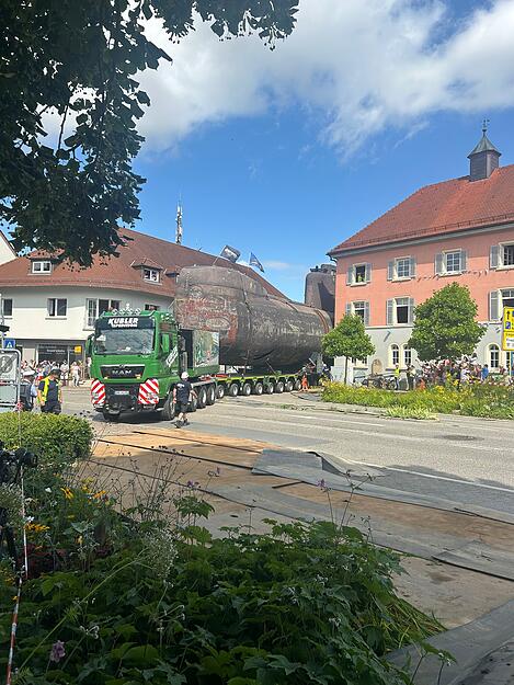 Am Dienstag musste der U17-Transporter durch Bad Rappenau gelotst werden.