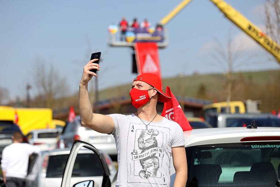 Warnstreik-Kundgebung in Autos der IG Metall, Aquatoll-Parkplatz, Neckarsulm