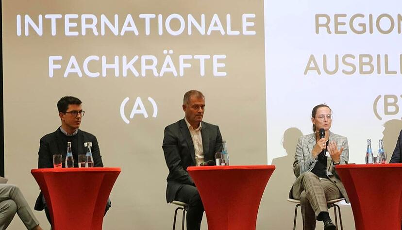 Schwarz oder Weiß? Das ist hier die Frage. Bei der Diskussion ging es um vier Themen und Entscheidungen. W.I.H.-Geschäftsführerin Sarah Schmidt sprach mit (von links) Felix Kirch, Geschäftsführer der Firma Sauter aus Kupferzell, Ziehl-Abegg-Chef Joachim Ley, Professor Dr. Anke Ostertag, Dekanin der Fakultät Technik und Wirtschaft in Künzelsau, und Landrat Ian Schölzel.