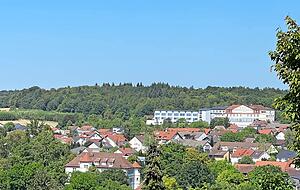 Auf dem Hügel gegenüber liegt seit über 100 Jahren die Vulpius Klinik. Auf dem Hügel gegenüber liegt seit über 100 Jahren die Vulpius Klinik.