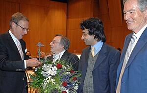 Am 80. Geburtstag stand Faerber noch einmal am Pult des WKO, das er 2002 Ruben Gazarian (Mitte) übergab. Helmut Himmelsbach (l.) und Werner Grau gratulieren.Foto: Archiv Am 80. Geburtstag stand Faerber noch einmal am Pult des WKO, das er 2002 Ruben Gazarian (Mitte) übergab. Helmut Himmelsbach (l.) und Werner Grau gratulieren.Foto: Archiv