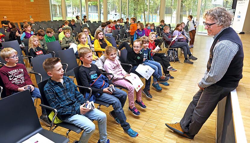 Wolfgang Schweiger, Professor für Kommunikationswissenschaft an der Universität Hohenheim, im Gespräch mit den jungen Zuhörern bei der Kinder-Uni.