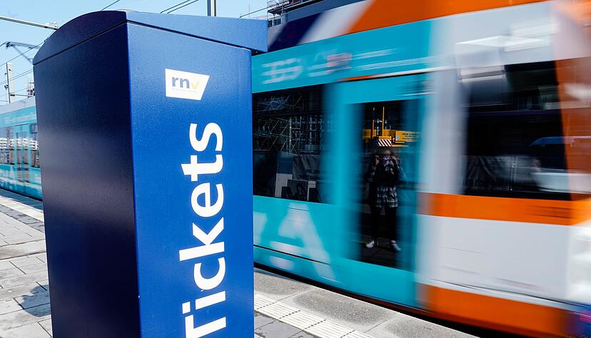 Ein Ticketautomat an einer Straßenbahnhaltestelle in Heidelberg. Von Anfang 2021 bis September 2025 saßen laut Justizministerium 1.218 Personen in Baden-Württemberg ausschließlich wegen Schwarzfahrens hinter Gittern. Ein Ticketautomat an einer Straßenbahnhaltestelle in Heidelberg. Von Anfang 2021 bis September 2025 saßen laut Justizministerium 1.218 Personen in Baden-Württemberg ausschließlich wegen Schwarzfahrens hinter Gittern.