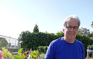 Florist Klaus Dietrich berät seine Kunden gerne kreativ, aber auch ganz praktisch. Foto: Henrike Mielke Florist Klaus Dietrich berät seine Kunden gerne kreativ, aber auch ganz praktisch. Foto: Henrike Mielke