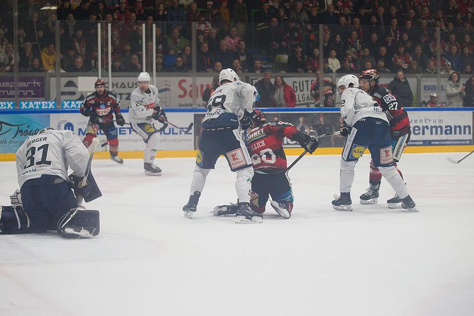 Im dritten Drittel spielen die Heilbronner Falken effizient und gewinnen das erste Auswärtsspiel der Serie. Im dritten Drittel spielen die Heilbronner Falken effizient und gewinnen das erste Auswärtsspiel der Serie.