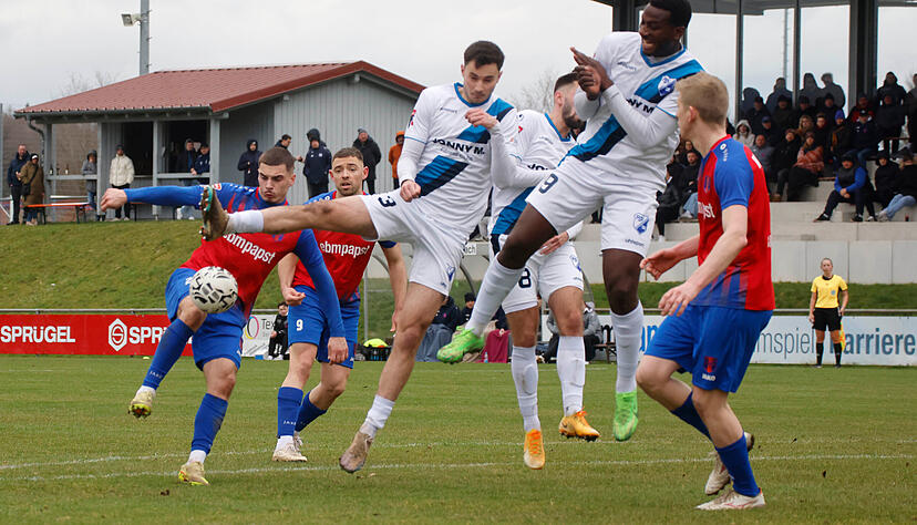 Der Hollenbacher Inas Music wird beim Abschluss geblockt.