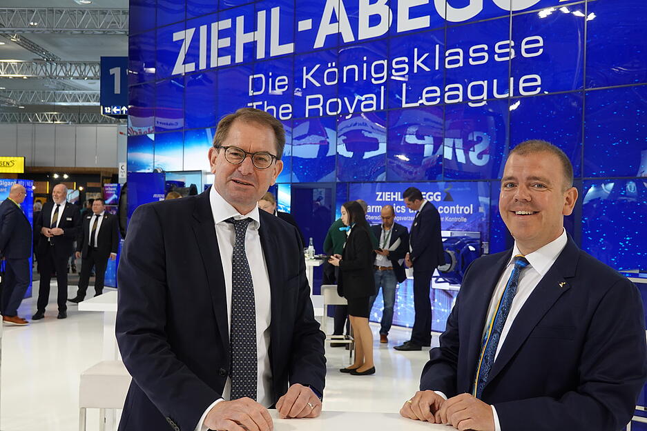 Ziehl-Abegg-Vorstandschef Marc Wucherer und Gesellschafter Dennis Ziehl am gemeinsamen Stand von Ziehl-Abegg und Ziehl Industrie-Elektronik