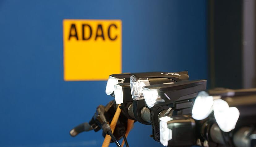 Leuchteigenschaften und Akkulaufzeiten: Der ADAC hat insgesamt elf Frontscheinwerfer und zehn Beleuchtungssets getestet. Leuchteigenschaften und Akkulaufzeiten: Der ADAC hat insgesamt elf Frontscheinwerfer und zehn Beleuchtungssets getestet.