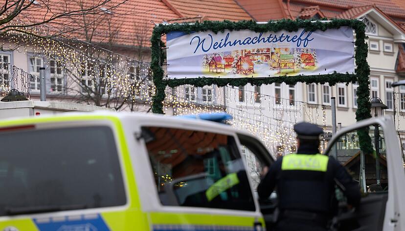 Der Weihnachtsmarkt sei in Absprache mit den Veranstaltern wieder geöffnet, teilte eine Sprecherin der Polizei auf Nachfrage mit. Der Weihnachtsmarkt sei in Absprache mit den Veranstaltern wieder geöffnet, teilte eine Sprecherin der Polizei auf Nachfrage mit.
