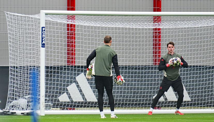 Jonas Urbig beim Abschlusstraining in Aktion, links Manuel Neuer.