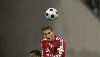 Matthew Spiranovic (oben) setzt sich in einem Kopfball-Zweikampf durch. Matthew Spiranovic (oben) setzt sich in einem Kopfball-Zweikampf durch.