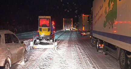 Lkws und Autos stehen auf der Autobahn 2 im Stau. Auf der A2 bei Bielefeld verbrachten Fahrer zum Teil die ganze Nacht auf der Straße und mussten bei klirrender Kälte in ihren Autos ausharren. Foto: dpa Lkws und Autos stehen auf der Autobahn 2 im Stau. Auf der A2 bei Bielefeld verbrachten Fahrer zum Teil die ganze Nacht auf der Straße und mussten bei klirrender Kälte in ihren Autos ausharren. Foto: dpa