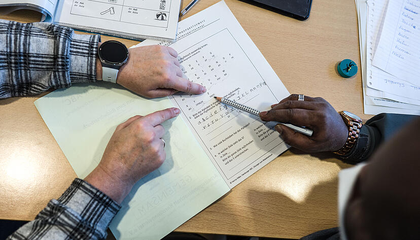 Zurechtfinden in einem neuen Land: Neben Vokabeln vermitteln die Kurse auch Orientierungshilfen für den Alltag. 
Foto: Archiv/dpa Zurechtfinden in einem neuen Land: Neben Vokabeln vermitteln die Kurse auch Orientierungshilfen für den Alltag. 
Foto: Archiv/dpa